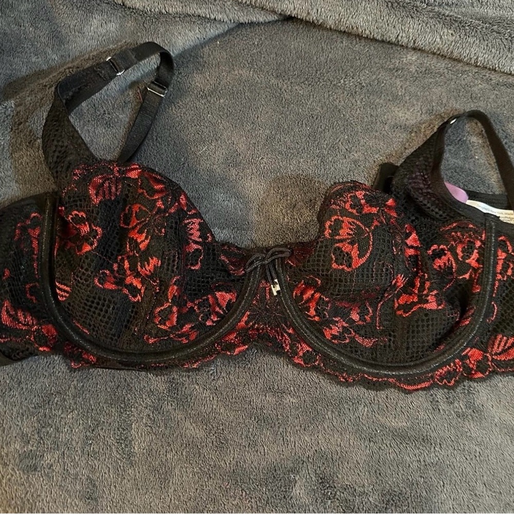 Adore Me- Black & Red Lace Underwire Bra - Women Intimates-NWOT Size 34 C